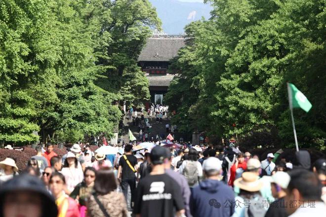 山都江堰太火爆NPC白娘子被求合影到宕机K8凯发·国际网站顶流实锤！这个五一青城(图1)
