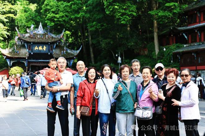 山都江堰太火爆NPC白娘子被求合影到宕机K8凯发·国际网站顶流实锤！这个五一青城(图5)