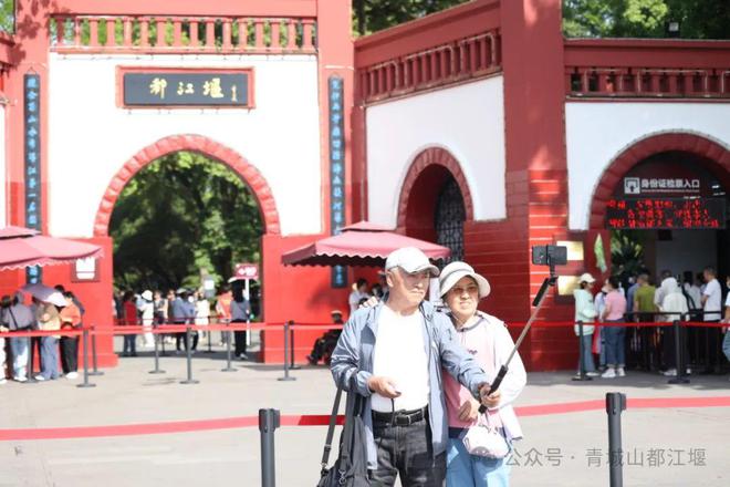 山都江堰太火爆NPC白娘子被求合影到宕机K8凯发·国际网站顶流实锤！这个五一青城(图4)