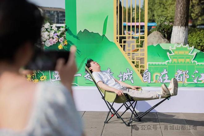 山都江堰太火爆NPC白娘子被求合影到宕机K8凯发·国际网站顶流实锤！这个五一青城(图3)