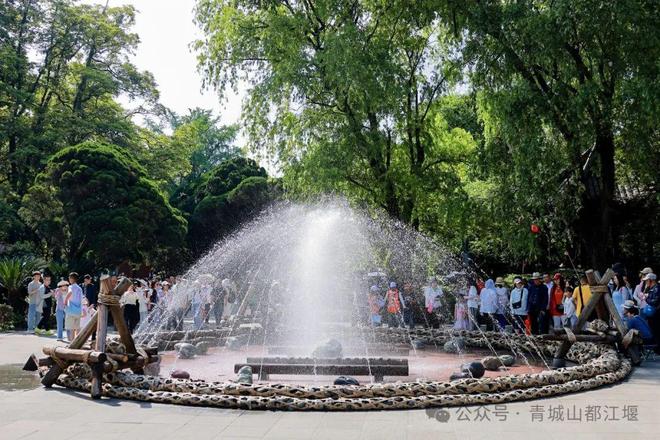 山都江堰太火爆NPC白娘子被求合影到宕机K8凯发·国际网站顶流实锤！这个五一青城(图13)