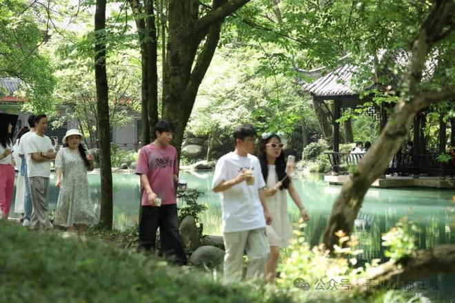 山都江堰太火爆NPC白娘子被求合影到宕机K8凯发·国际网站顶流实锤！这个五一青城(图6)