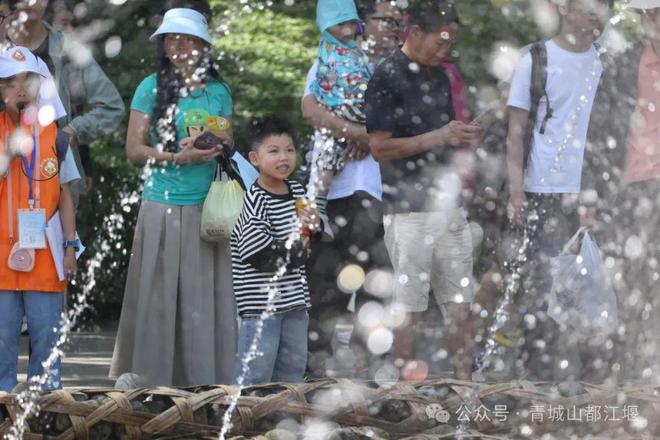山都江堰太火爆NPC白娘子被求合影到宕机K8凯发·国际网站顶流实锤！这个五一青城(图21)