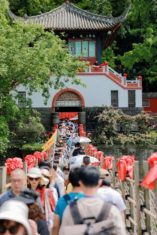 山都江堰太火爆NPC白娘子被求合影到宕机K8凯发·国际网站顶流实锤！这个五一青城(图20)