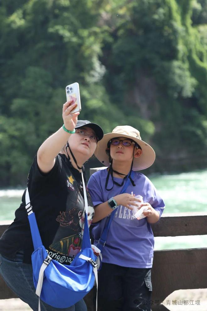 山都江堰太火爆NPC白娘子被求合影到宕机K8凯发·国际网站顶流实锤！这个五一青城(图24)