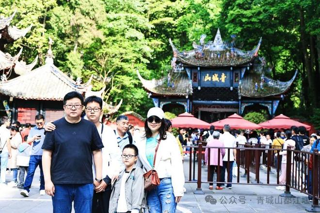山都江堰太火爆NPC白娘子被求合影到宕机K8凯发·国际网站顶流实锤！这个五一青城(图15)