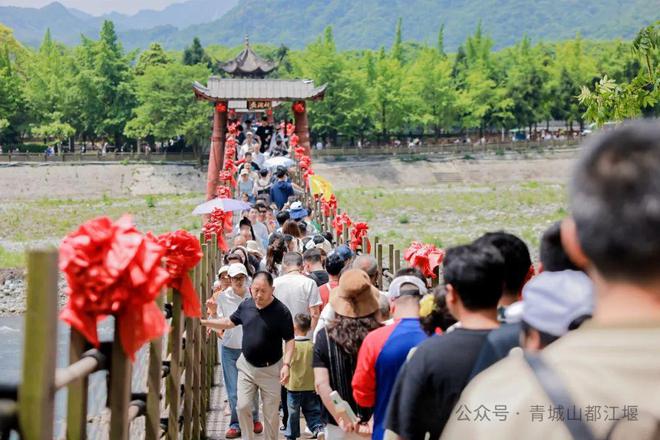 山都江堰太火爆NPC白娘子被求合影到宕机K8凯发·国际网站顶流实锤！这个五一青城(图19)