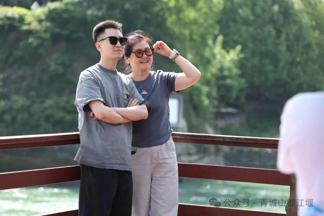 山都江堰太火爆NPC白娘子被求合影到宕机K8凯发·国际网站顶流实锤！这个五一青城(图7)