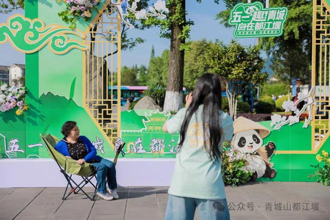 山都江堰太火爆NPC白娘子被求合影到宕机K8凯发·国际网站顶流实锤！这个五一青城(图14)