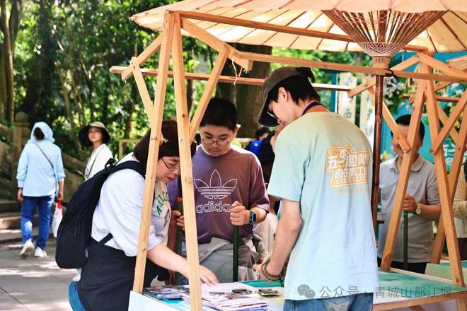 山都江堰太火爆NPC白娘子被求合影到宕机K8凯发·国际网站顶流实锤！这个五一青城(图26)