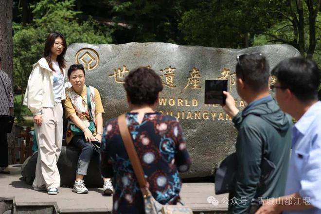 山都江堰太火爆NPC白娘子被求合影到宕机K8凯发·国际网站顶流实锤！这个五一青城(图27)