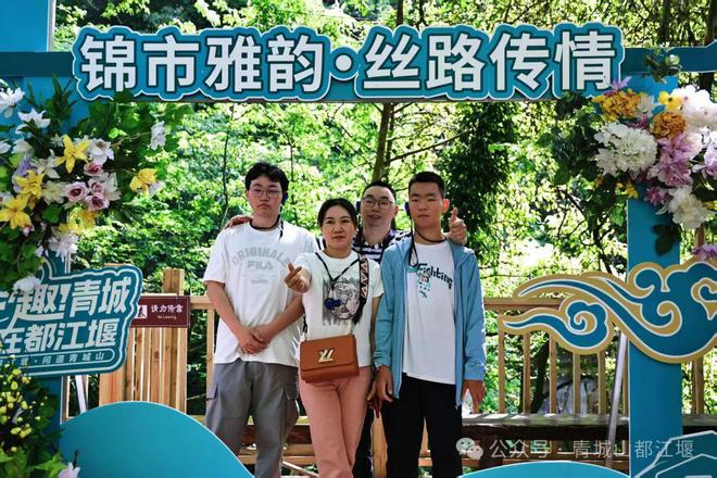 山都江堰太火爆NPC白娘子被求合影到宕机K8凯发·国际网站顶流实锤！这个五一青城(图25)
