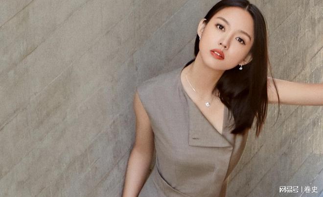 门怀孕6个月上春晚站C位真人生赢家凯发k8网站艳压奚梦瑶拒嫁30亿豪(图4)
