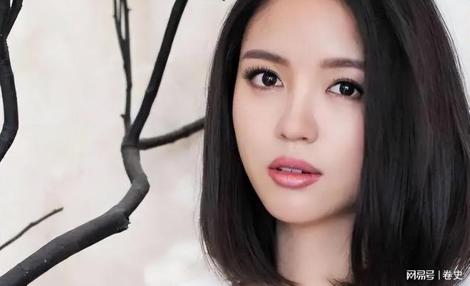 门怀孕6个月上春晚站C位真人生赢家凯发k8网站艳压奚梦瑶拒嫁30亿豪(图11)