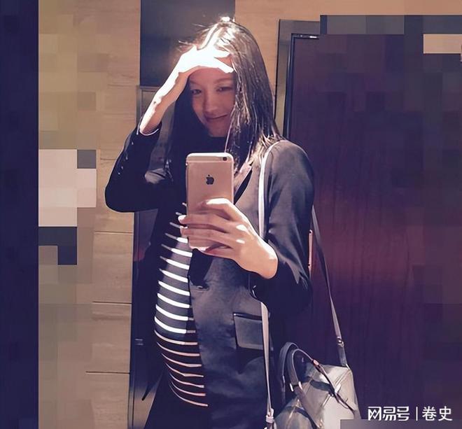 门怀孕6个月上春晚站C位真人生赢家凯发k8网站艳压奚梦瑶拒嫁30亿豪(图6)