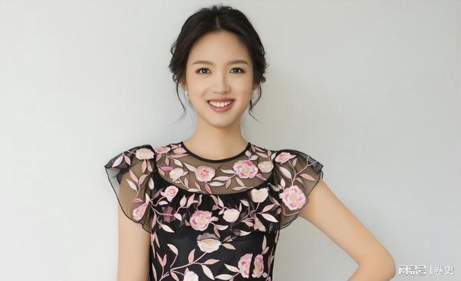门怀孕6个月上春晚站C位真人生赢家凯发k8网站艳压奚梦瑶拒嫁30亿豪(图20)
