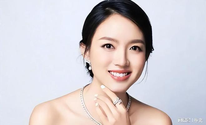 门怀孕6个月上春晚站C位真人生赢家凯发k8网站艳压奚梦瑶拒嫁30亿豪(图19)