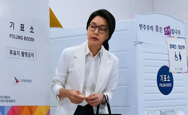 金建希后才发现自然脸和整容脸差距很明显K8凯发登录看到59岁金惠景和53岁(图14)