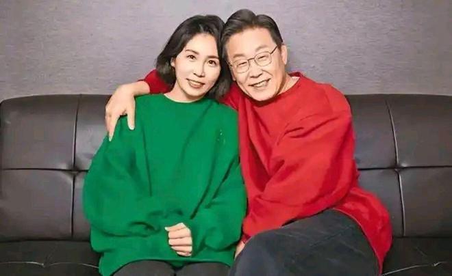 金建希后才发现自然脸和整容脸差距很明显K8凯发登录看到59岁金惠景和53岁(图12)