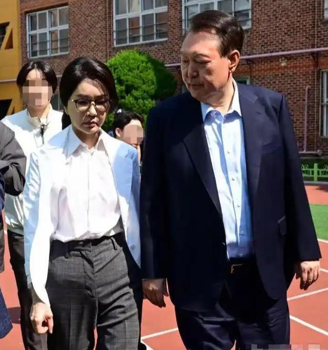 金建希后才发现自然脸和整容脸差距很明显K8凯发登录看到59岁金惠景和53岁(图6)