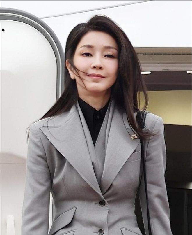 金建希后才发现自然脸和整容脸差距很明显K8凯发登录看到59岁金惠景和53岁(图21)