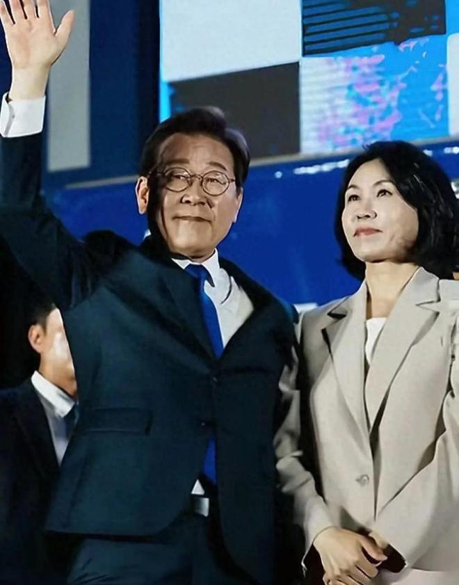 金建希后才发现自然脸和整容脸差距很明显K8凯发登录看到59岁金惠景和53岁(图16)