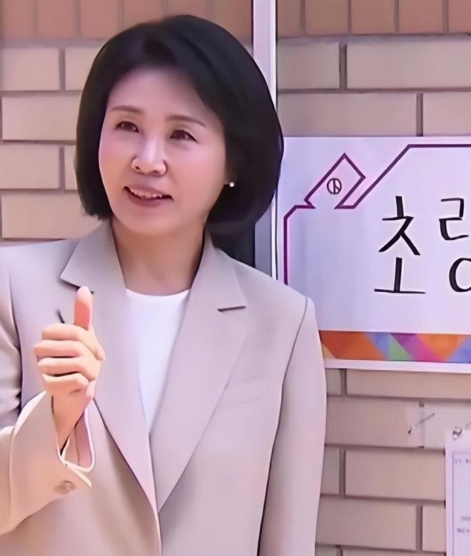 金建希后才发现自然脸和整容脸差距很明显K8凯发登录看到59岁金惠景和53岁(图23)