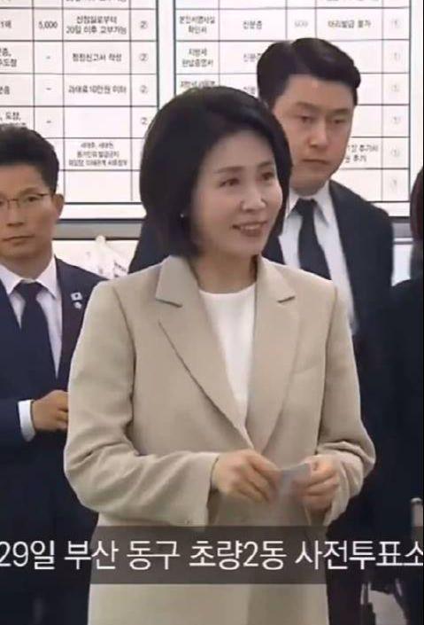 金建希后才发现自然脸和整容脸差距很明显K8凯发登录看到59岁金惠景和53岁(图15)