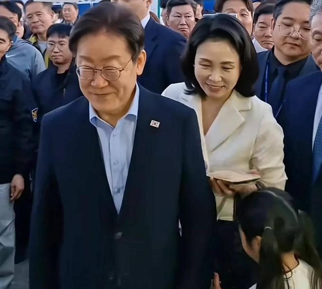 金建希后才发现自然脸和整容脸差距很明显K8凯发登录看到59岁金惠景和53岁(图20)